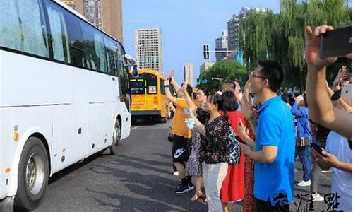 贵州高考大巴坠湖视频,贵州大巴车高考学生