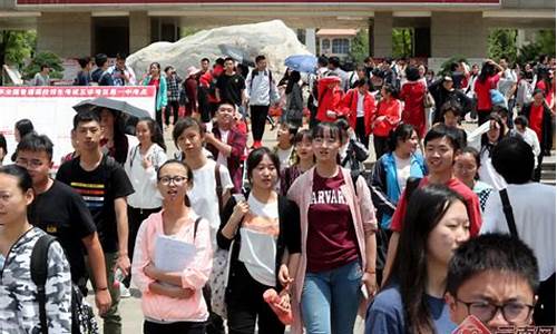 高考学子走出考场视频,高考考生走出考场学霸